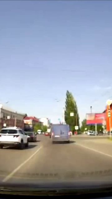 Подрез слева на темной Тойоте