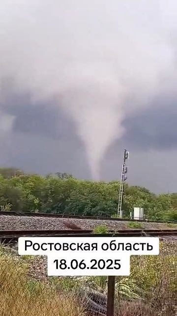 🌪️ Торнадо рядом со станцией Кировская, Ростовская область, 18 июня 2025.
