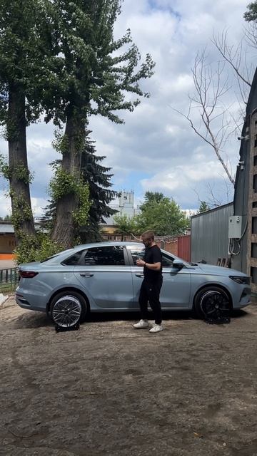Geely Emgrand на примерке дисков в 17-ом диаметре