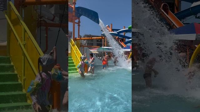 Кирилл и Алиса в аквапарке 🏖️ Видео для детей.
