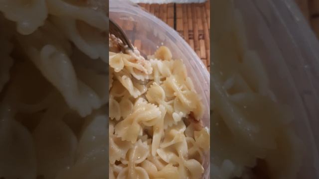 Холостяцкий обед из магазина. Паста Карбонара с сыром и беконом, заморозка.
