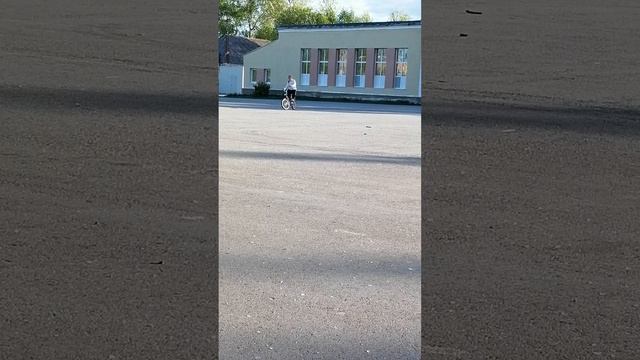 Доча научилась кататься на велике.