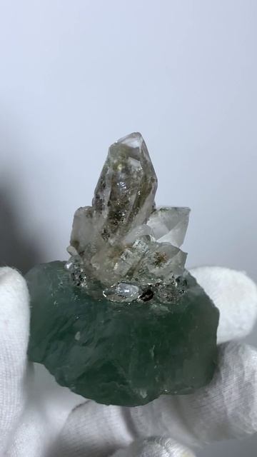 Композиция из камней и кристаллов