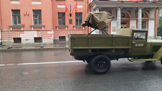 Ретро - техника времен Великой Отечественной войны в движении по Санкт-Петербургу.