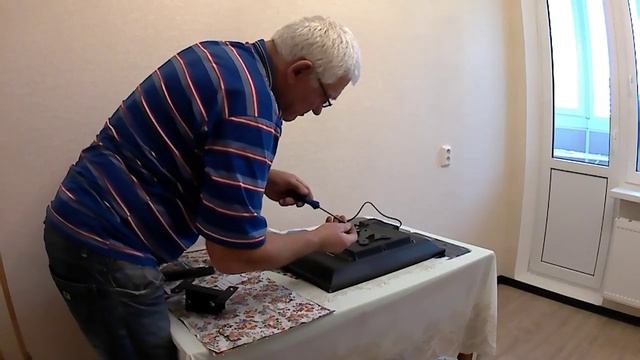 Навешиваем телевизор на стену.