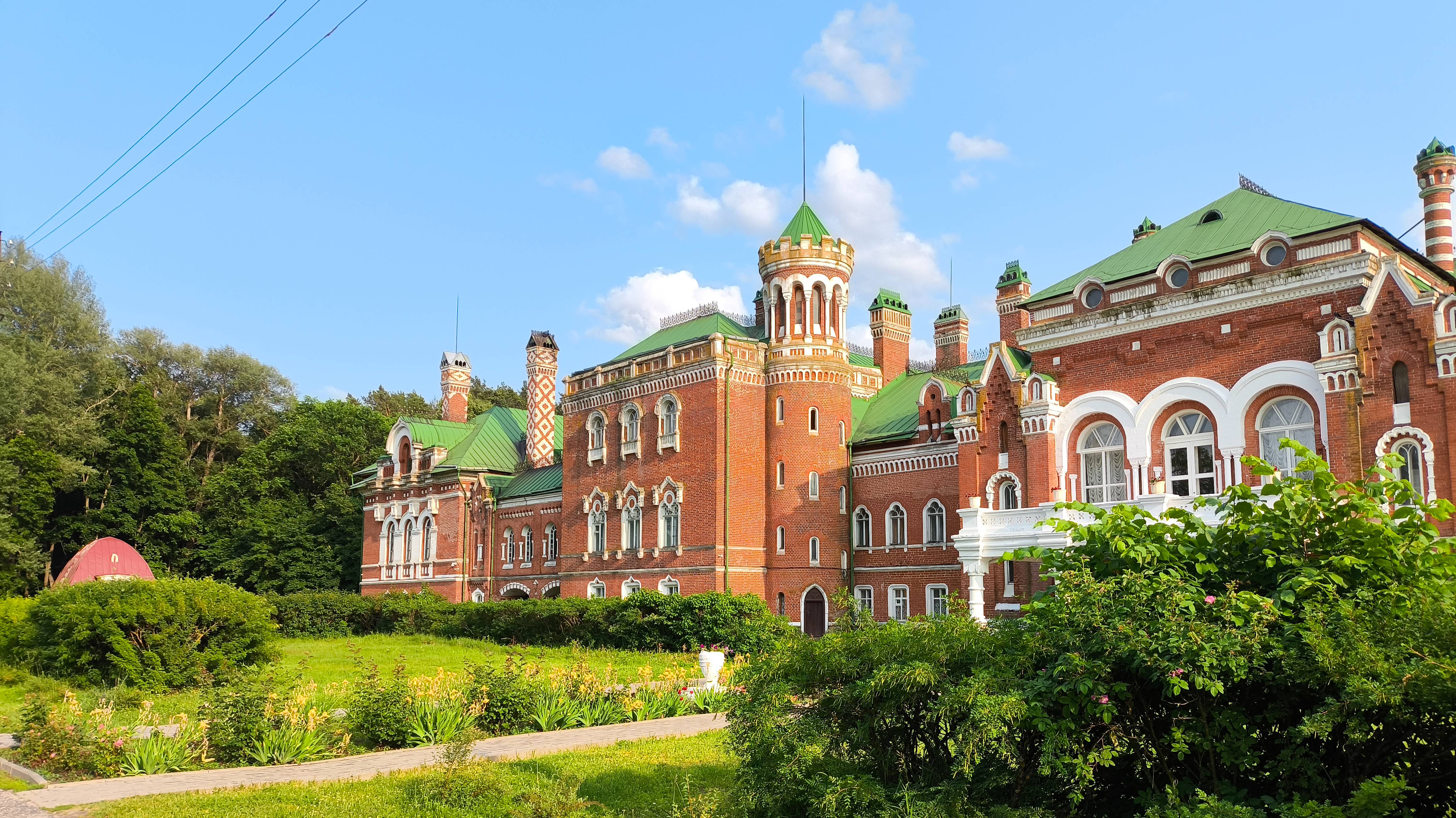Замок Шереметева на берегу Волги.