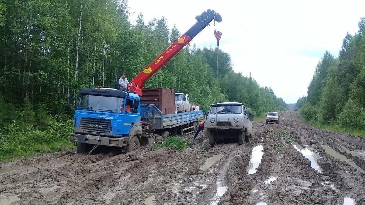 Техника вязнет в пути к посёлку Октябрьский (Зейский район Амурской области)