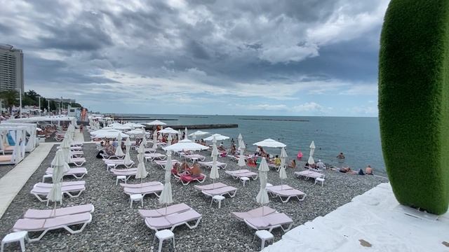 Сочи. Пляж Маяк, погода не балует, люди купаются, вода +21С.