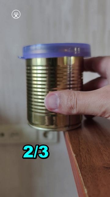 на край стола поставили банку 🥫
