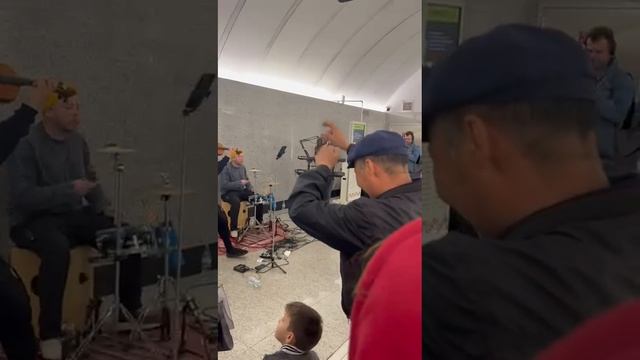 Переходил на станцию метро Рижская, попал на выступление ребят, молодцы🙏👍зарядили💪☀️.
