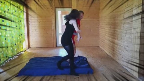 Спортсменка из бразильского-джиутсу показывает приемы самообороны