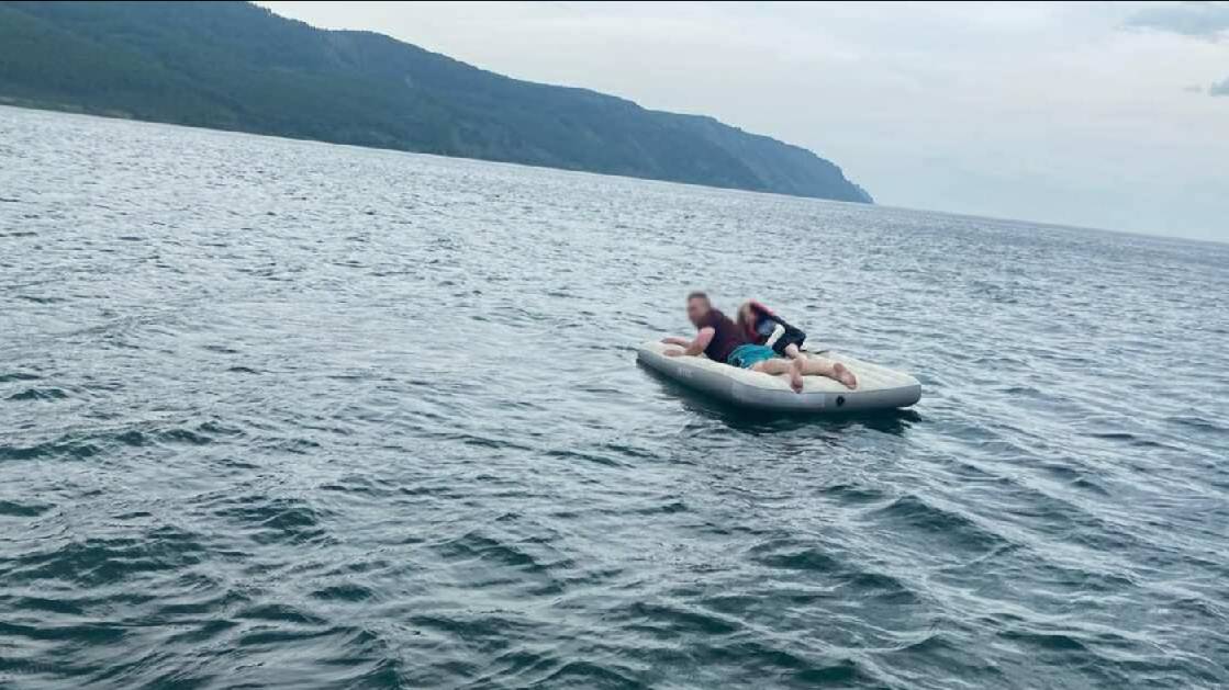 Плававших по Байкалу на матрасе отца с дочерью унесло на полкилометра от берега