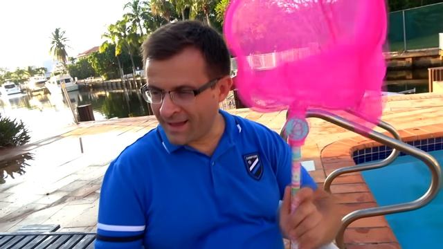 Диана и Рома Диана и Рома ремонтируют игровые домики
