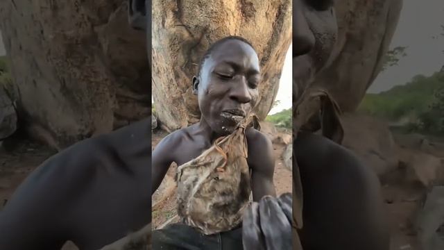 Дали жителю племени газировку смотрим , как он ее откроет