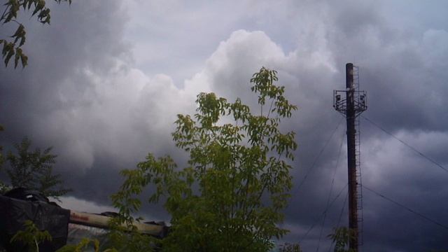 По небу пролетает самолёт