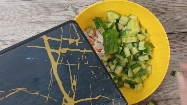 Рис больше не кладу! Попробуйте удивительно лёгкую, летнюю версию салата из крабовых палочек!