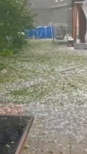 Крупный град и мощный ливень накрыли Красноярск.