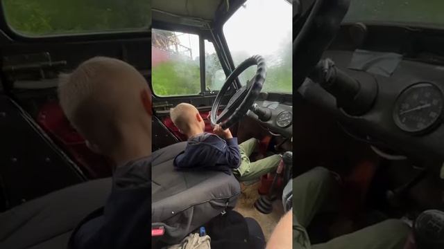 Парень показал, как учит своего маленького сына вождению на УАЗике.