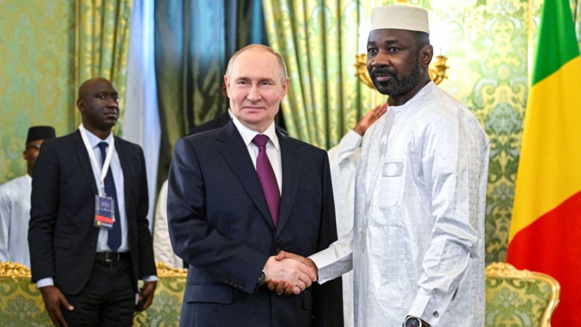 «Хорошее сотрудничество»: Путин встретился с президентом переходного периода Мали