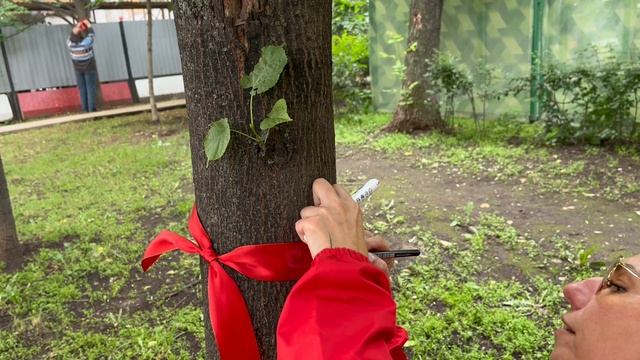 Николай Зубрилин вместе с жителями расписались на ленточках в знак защиты сквера.