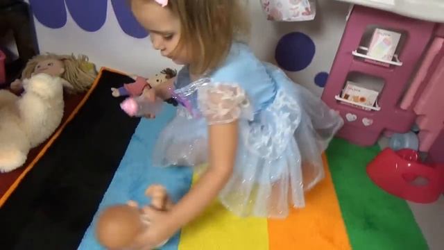 Мисс Кэйти и Мистер Макс - Katy and her new table for dolls