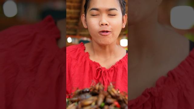 Приготовление особенных насекомых жарка сверчка во фритюре и вкусная еда