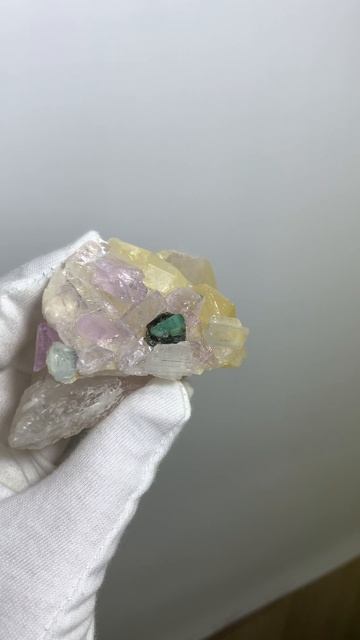 Композиция из камней и кристаллов