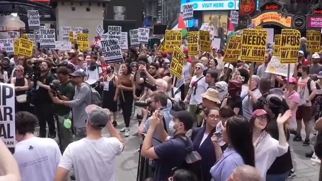 Антивоенные протесты начались в Нью-Йорке после ударов США по Ирану.