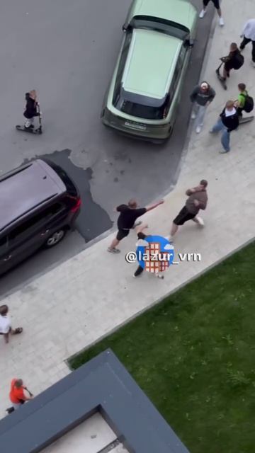 Устроили разборки: в ЖК "Лазурный" произошла массовая драка. Жильцы снимали происходящее.