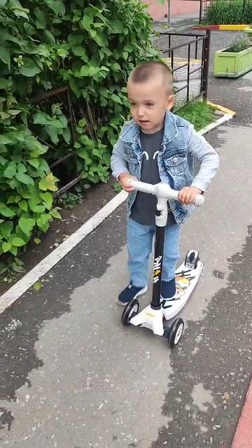 Первый самокат. Учимся ездить на самокате.