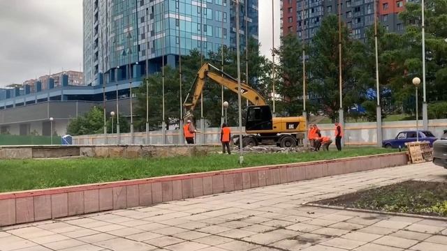 Исторический момент: стартовали активные работы по реконструкции 44-летнего фонтана у здания закс...