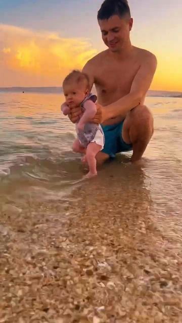 Первое купание в море  #роды #baby #материнство #babygirl #love #тренды #семья  #беременность #mom