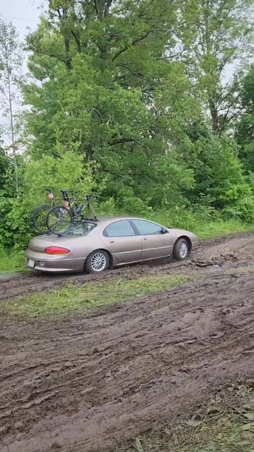 Chrysler Concorde везет 2 велика по грязям