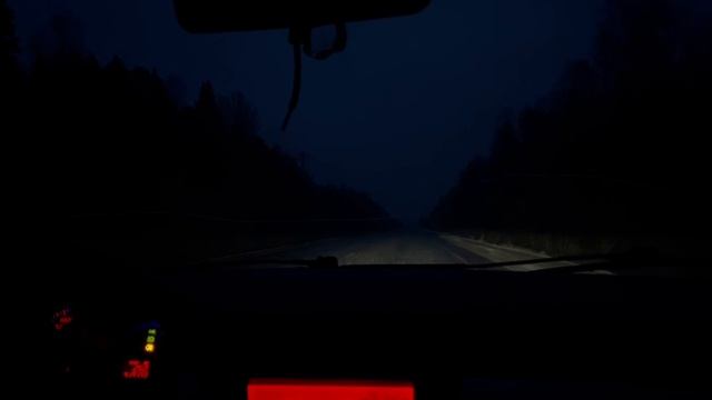 На машине едем ночью