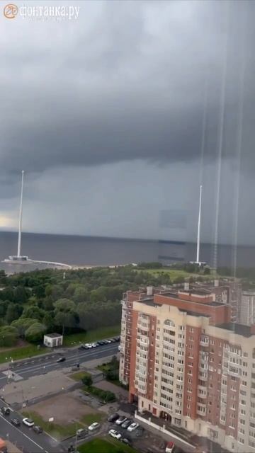 Так выглядит циклон Ziros, который накрыл Питер.

Петербуржцы сидят дома
