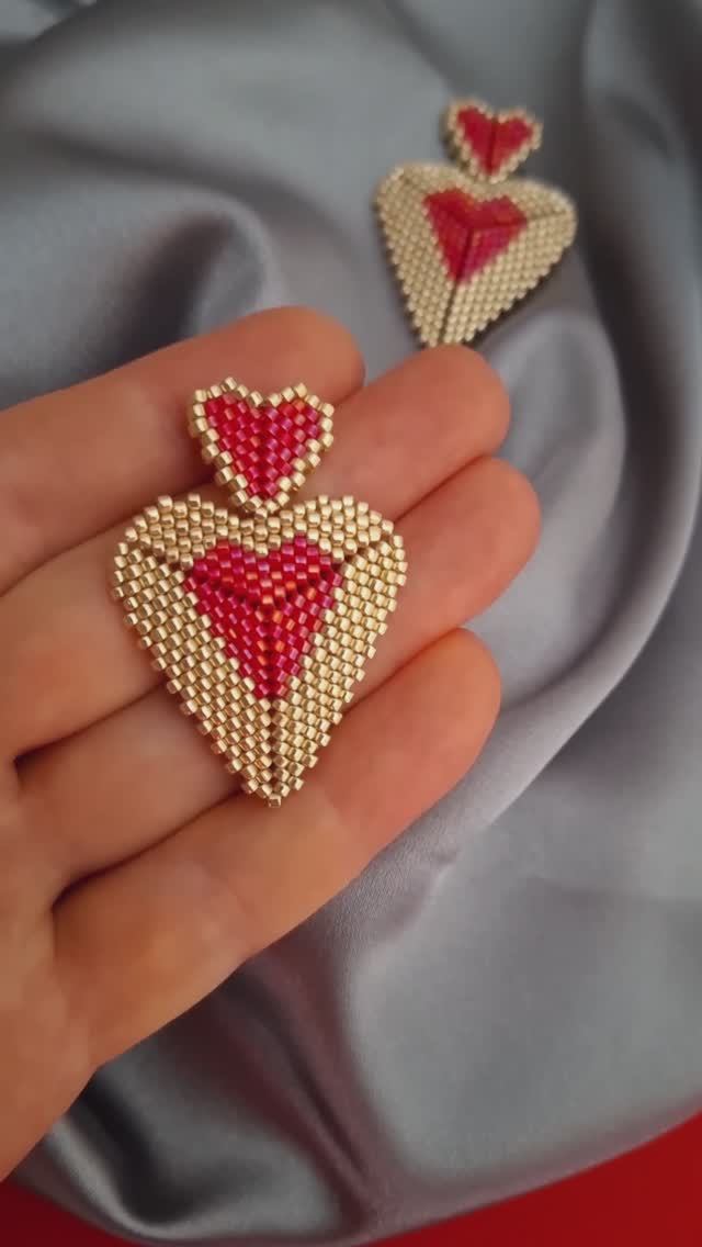 Эффектные серьги-сердечки #бисер #украшения #ручнаяработа #сердцеизбисера  #сердце  #серьгиизбисера