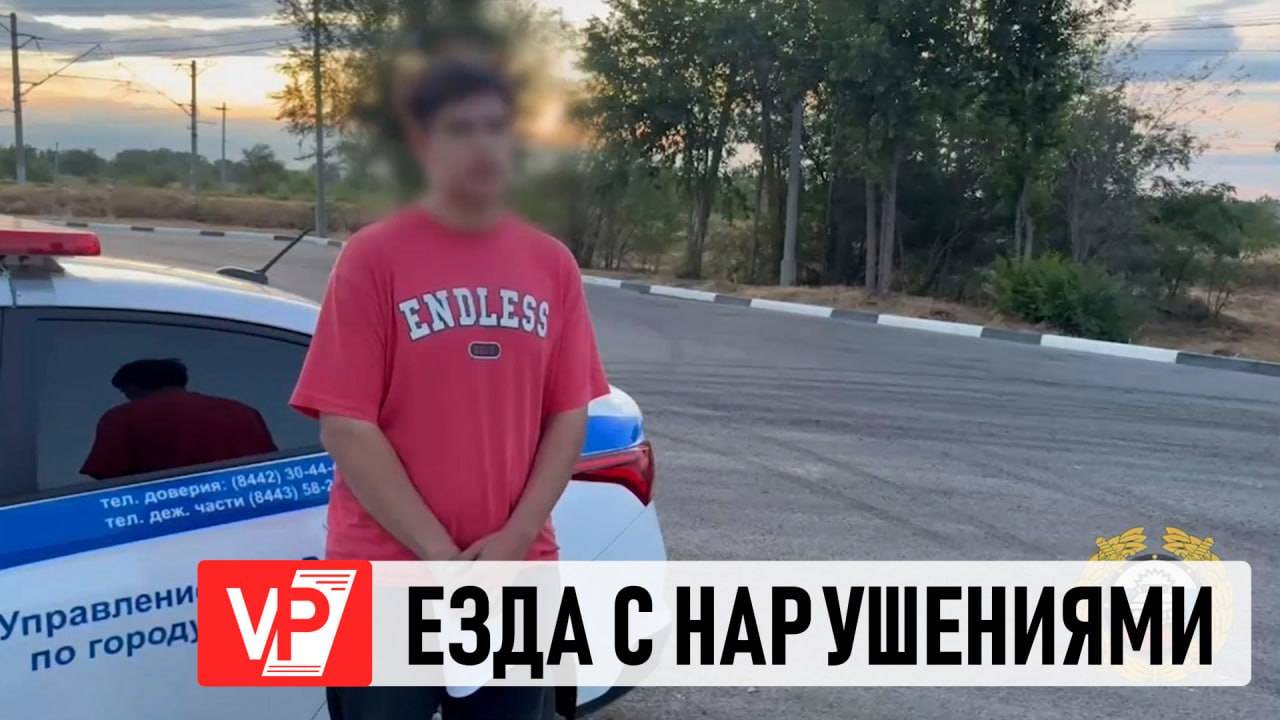 МОЛОДЫЕ ЛЮДИ КАТАЛИСЬ НА АВТОМОБИЛЕ, ВЫСУНУВШИСЬ ИЗ ОКОН
