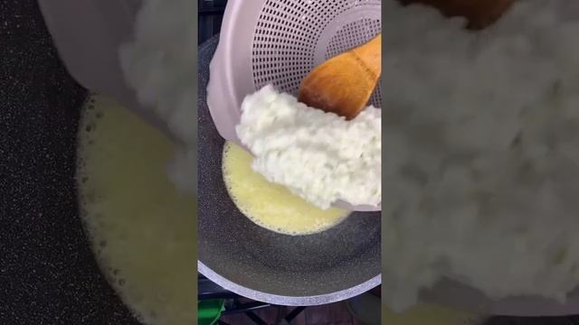 Российский сыр в домашних условиях: молоко, творог, сода, соль, масло, желтки.