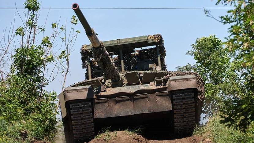 Экипаж танка T-80БВМ уничтожил опорный пункт ВСУ на красноармейском направлении