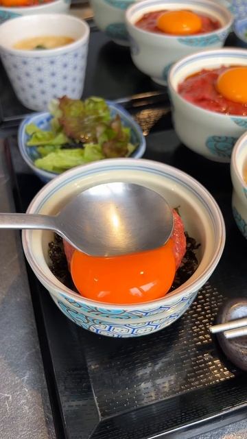 5CZeekwV9gY - ユッケ丼の食べ比べが最高すぎる！東京にある「ヒロキヤ六本木店」#東京グルメ #japanesefood #japantravel