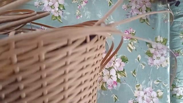 моё первое кашпо из ротанга (полумесяцем) с обратным плетением
