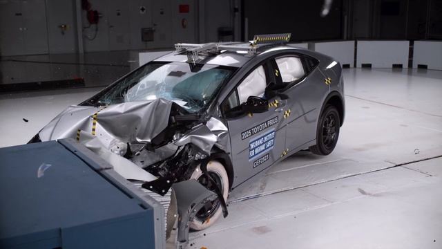Краш-тест Toyota Prius 2025