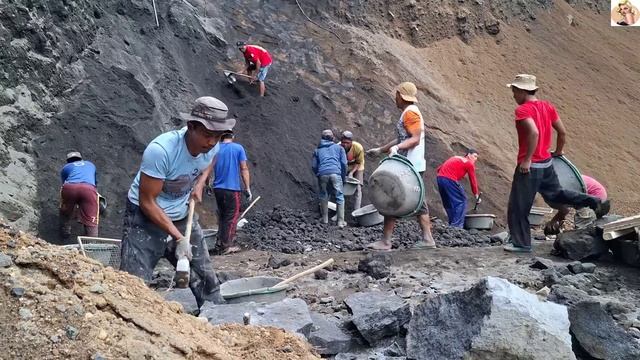 Строительство, шахтёры всё делают в ручную