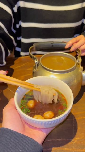 6M1EVw9CADo - やかんで提供される珍うどん！📍福岡・博多「あかちょこべ」 #福岡グルメ