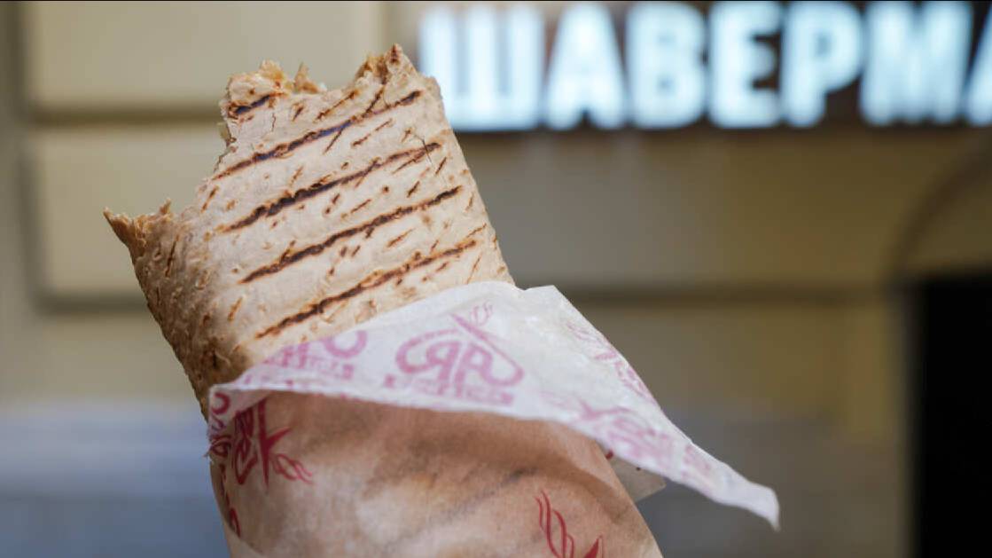 Мясо на полу и нет туалета: опасные ларьки с шаурмой обнаружили в Москве