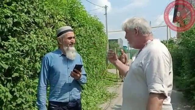 Должен здесь ходить прижав уши и быть благодарным этой стране