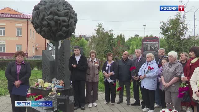 Смоляне собрались в Парке Пионеров в честь 20-летия памятника малолетним узникам