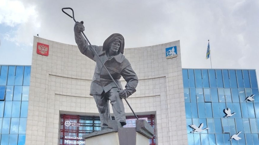 Памятник металлургу в парке, дворец самбо и единоборства