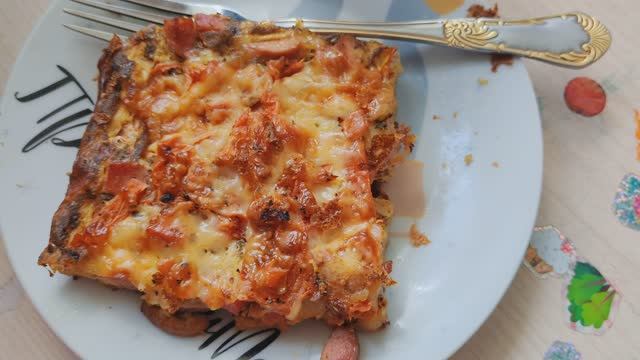 Деревенский завтрак, запеканка из макарон, колбасы, помидор, сыра, счастливая жизнь в деревне
