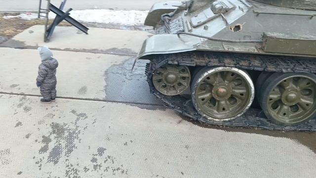 Влад смотрит на танки в парке.mp4